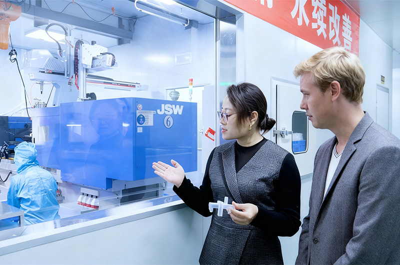 The-American-Aikem-team-is-at-the-Rayboen-factory-in-Shenzhen